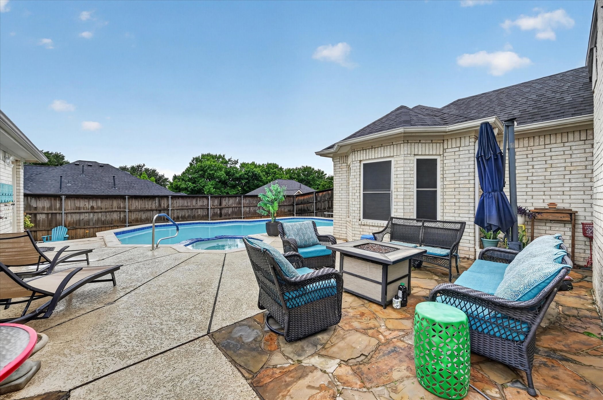 851 Bridle Path