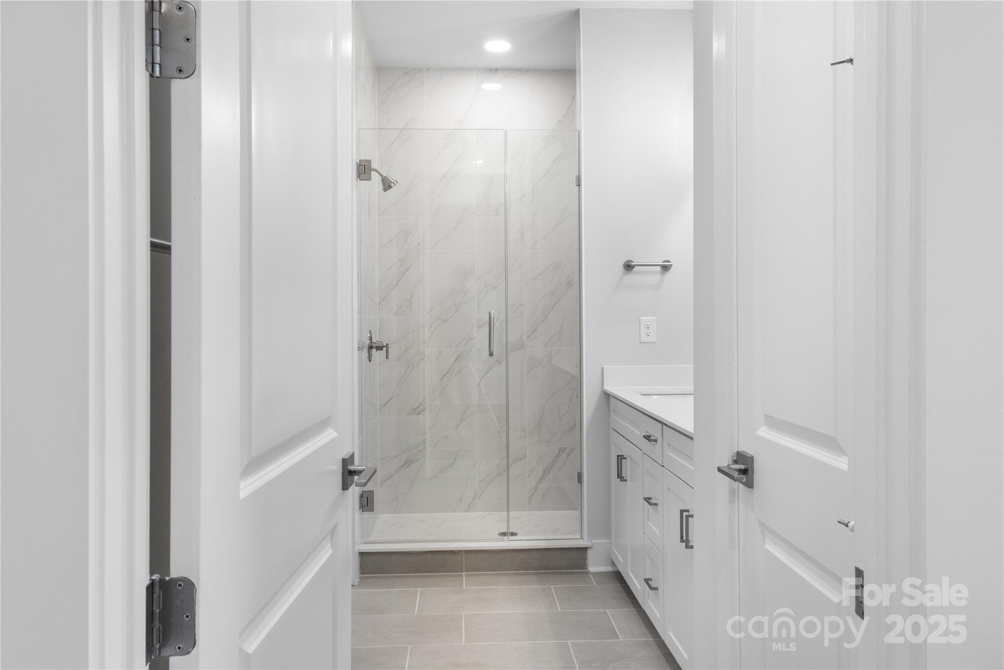 114 chapel crossing Lane Unit: 12