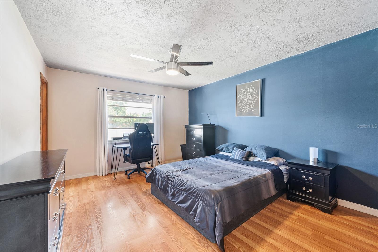 1721 LES CT