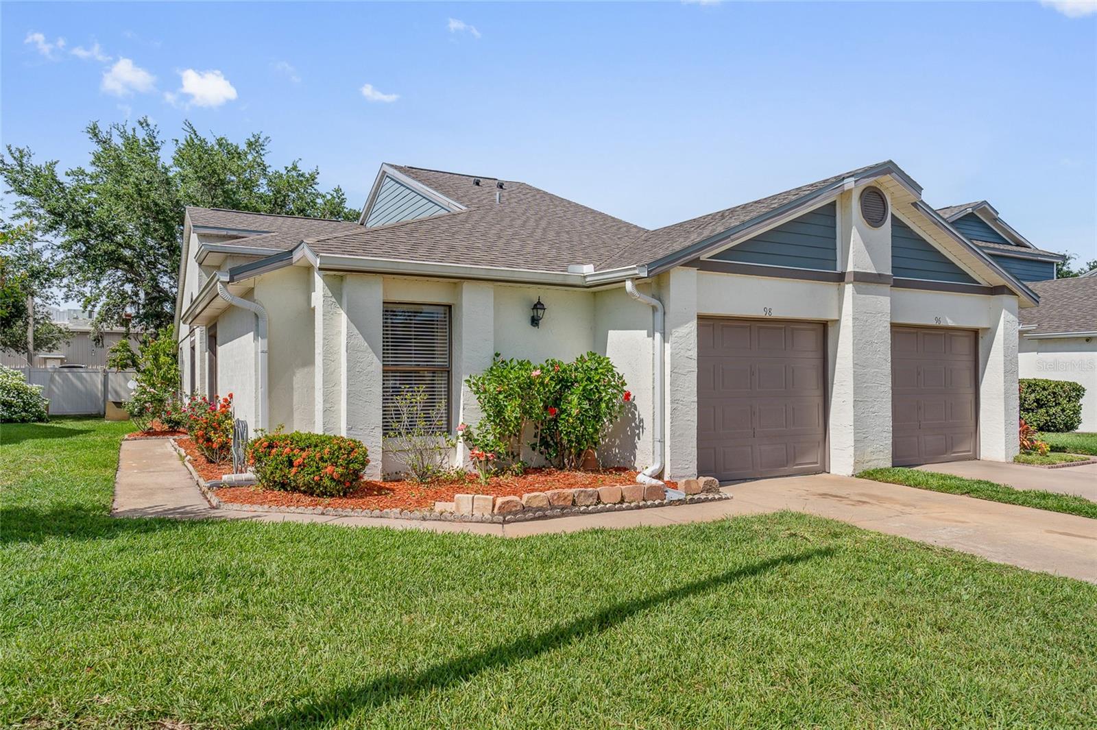 98 LAKEPOINTE CIR