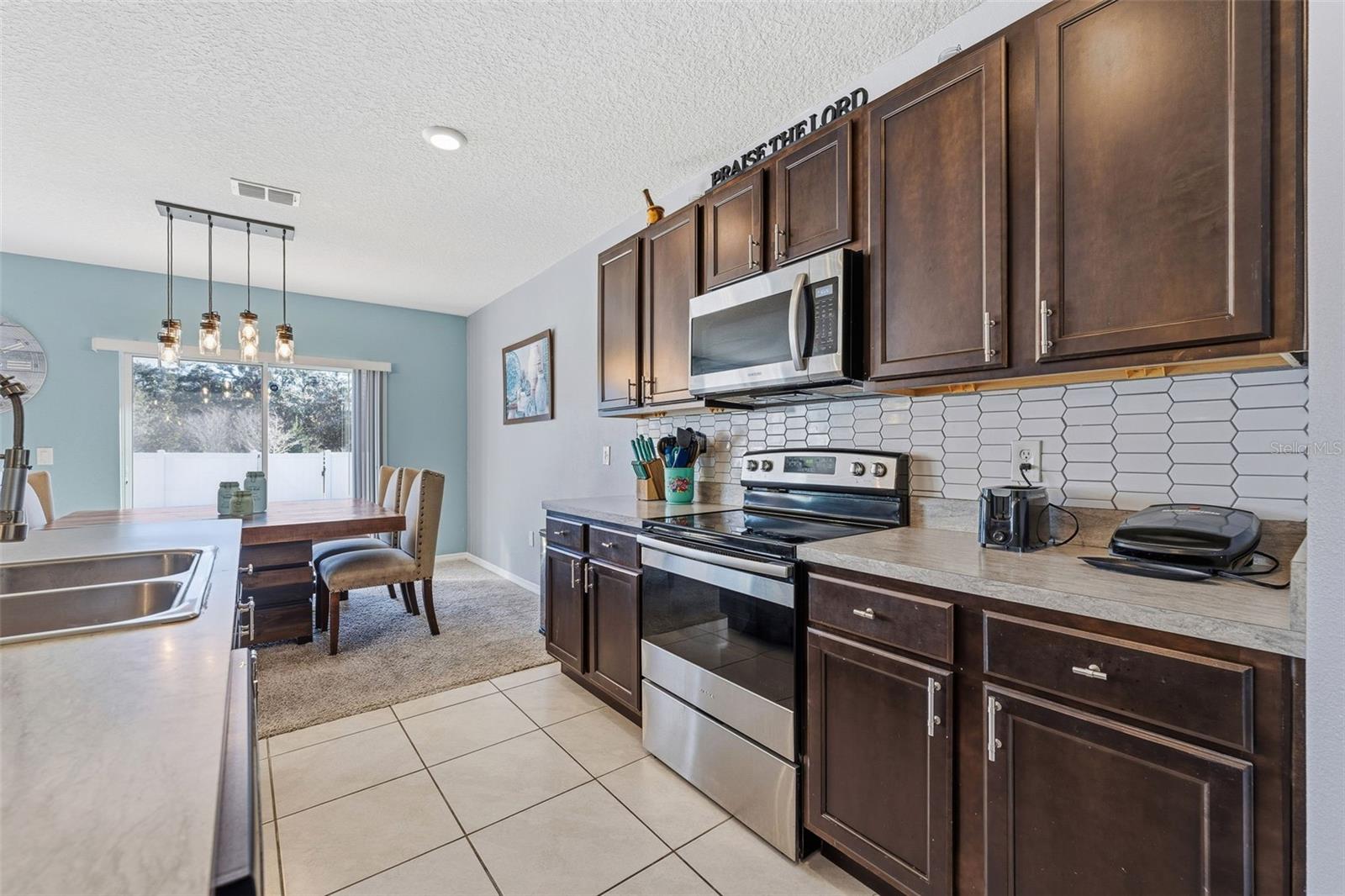 1526 WHITE HAWK WAY