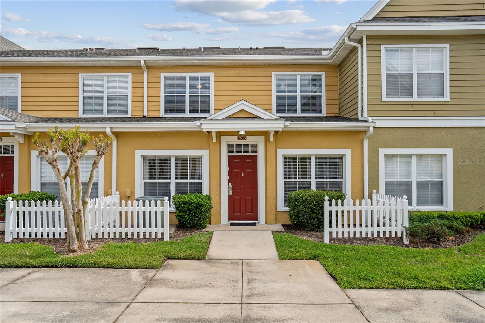 4561 YELLOWGOLD RD E #103
