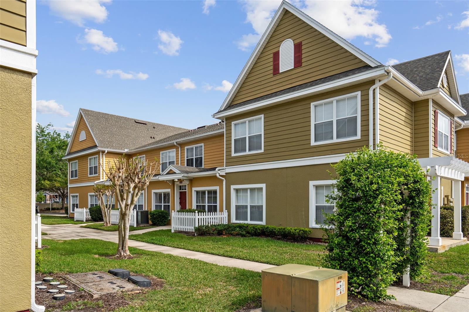 4561 YELLOWGOLD RD E #103