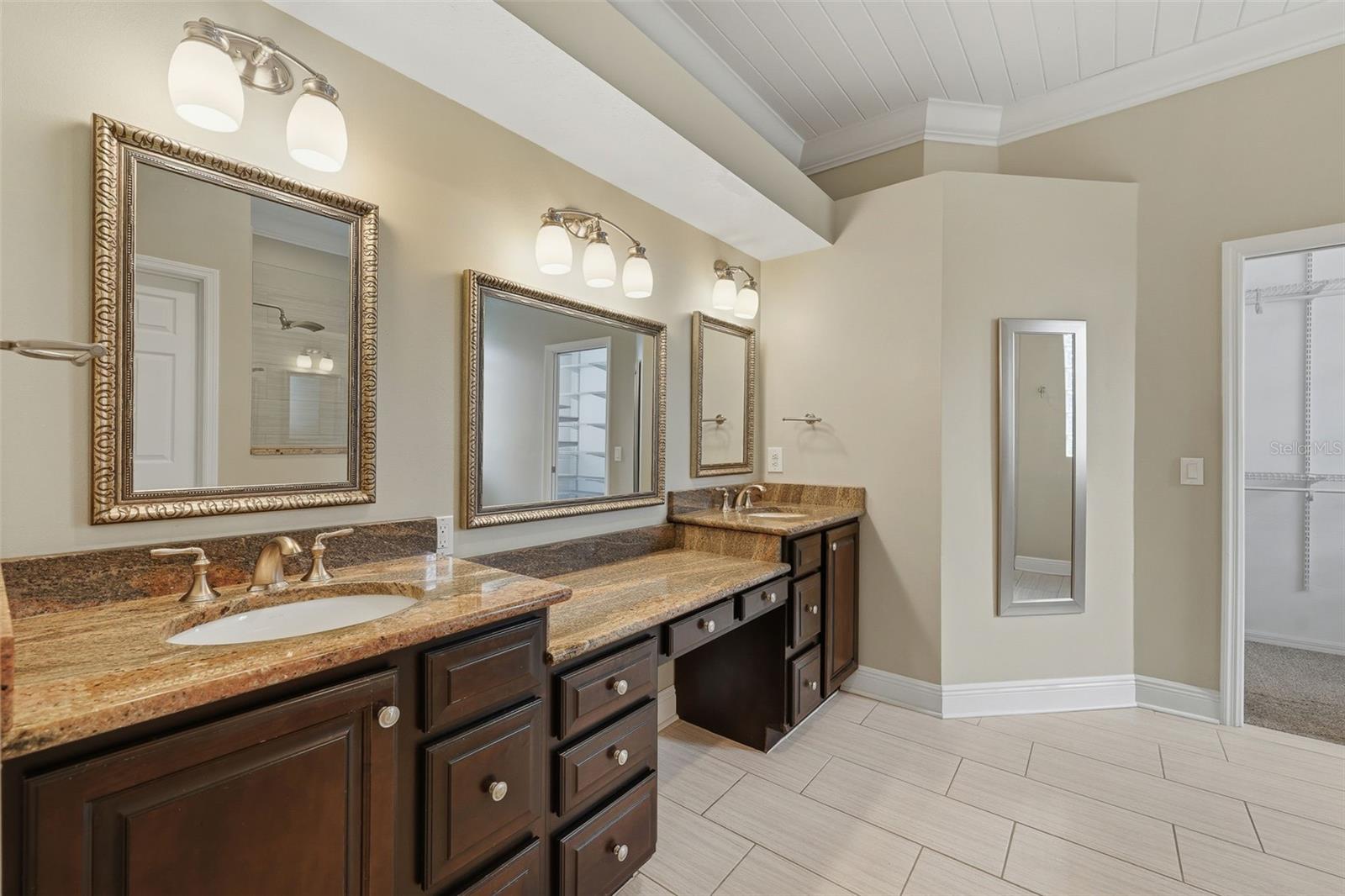 8071 CANYON LAKE CIR