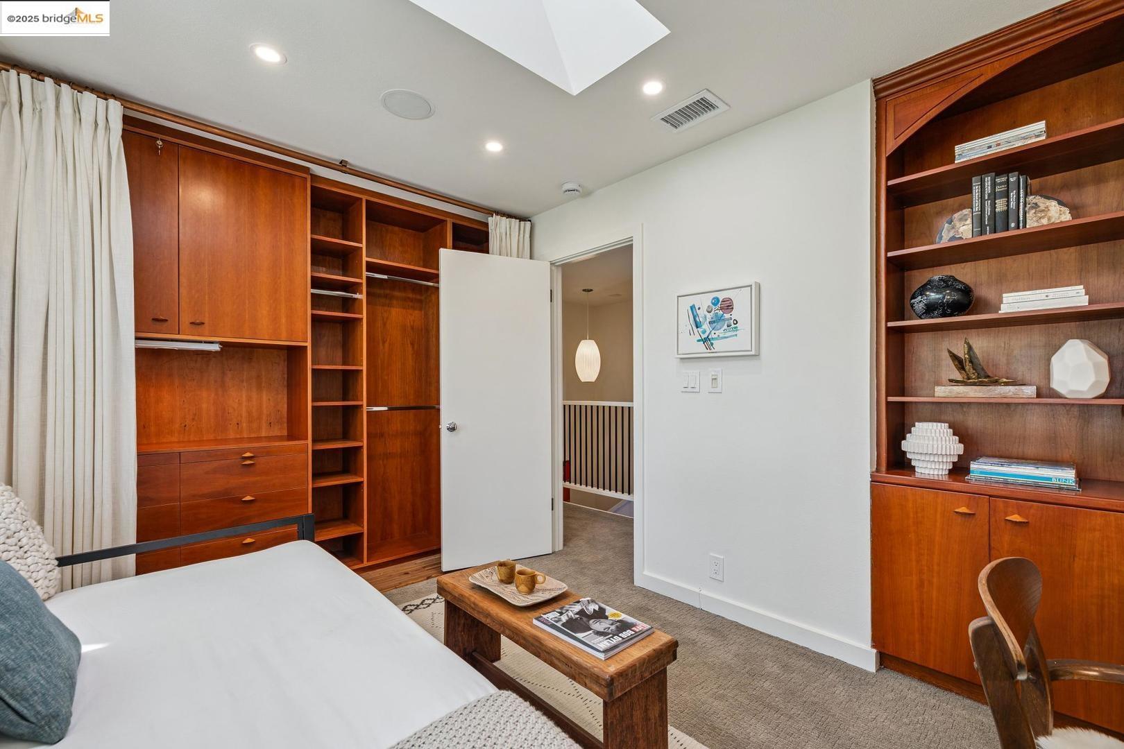 6492 Benvenue AVE # B