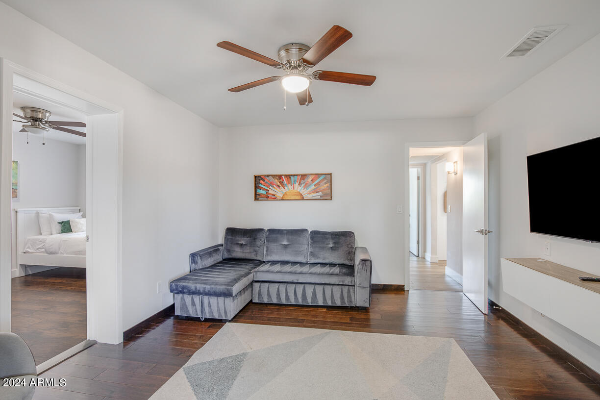 5201 E WINCHCOMB Drive