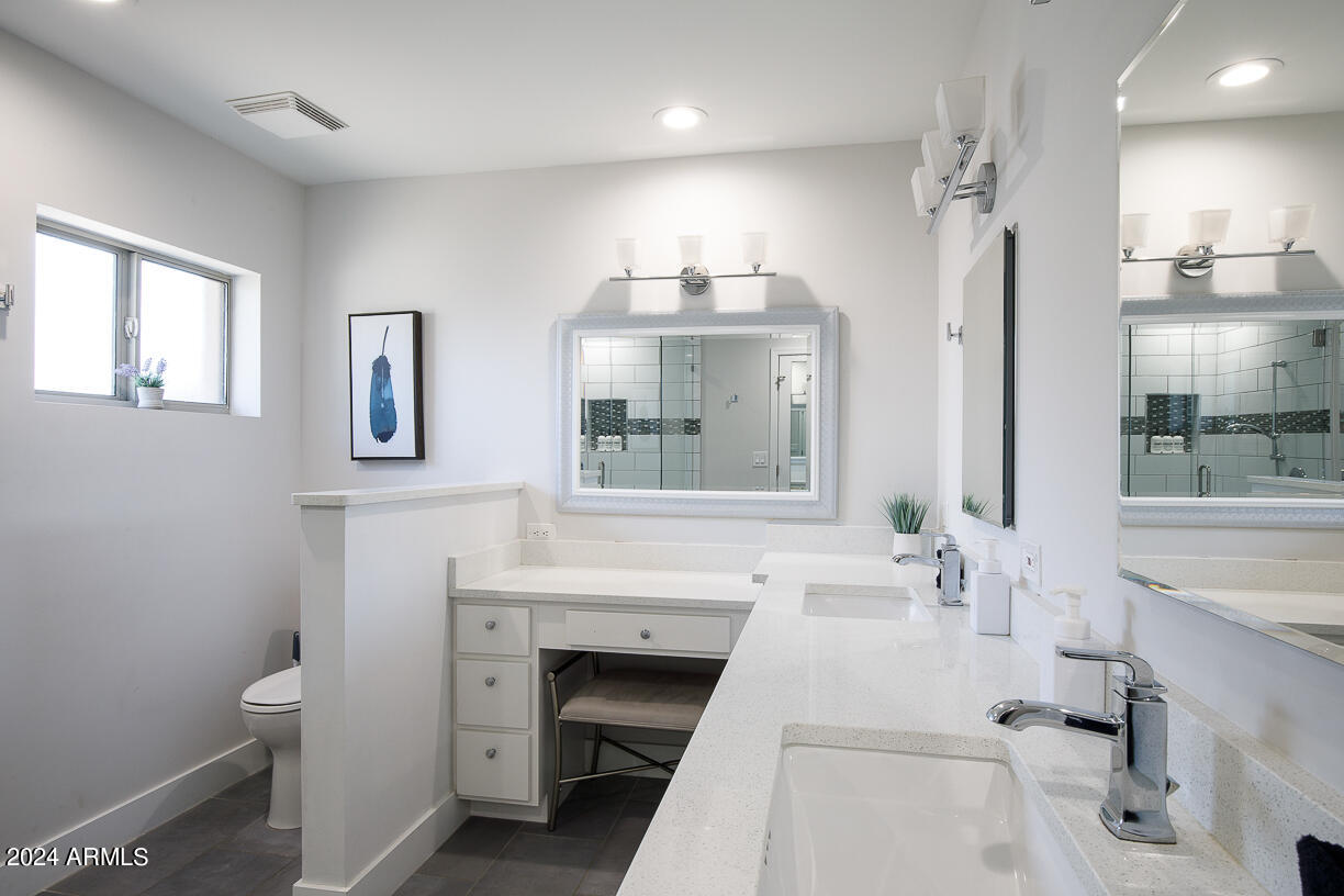 5201 E WINCHCOMB Drive