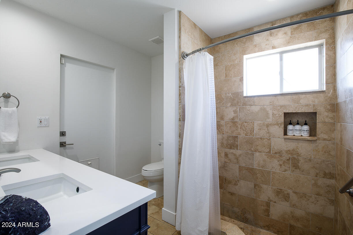 5201 E WINCHCOMB Drive