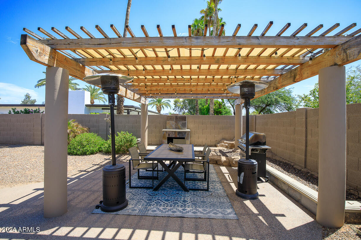 5201 E WINCHCOMB Drive