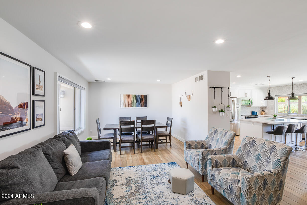 5201 E WINCHCOMB Drive