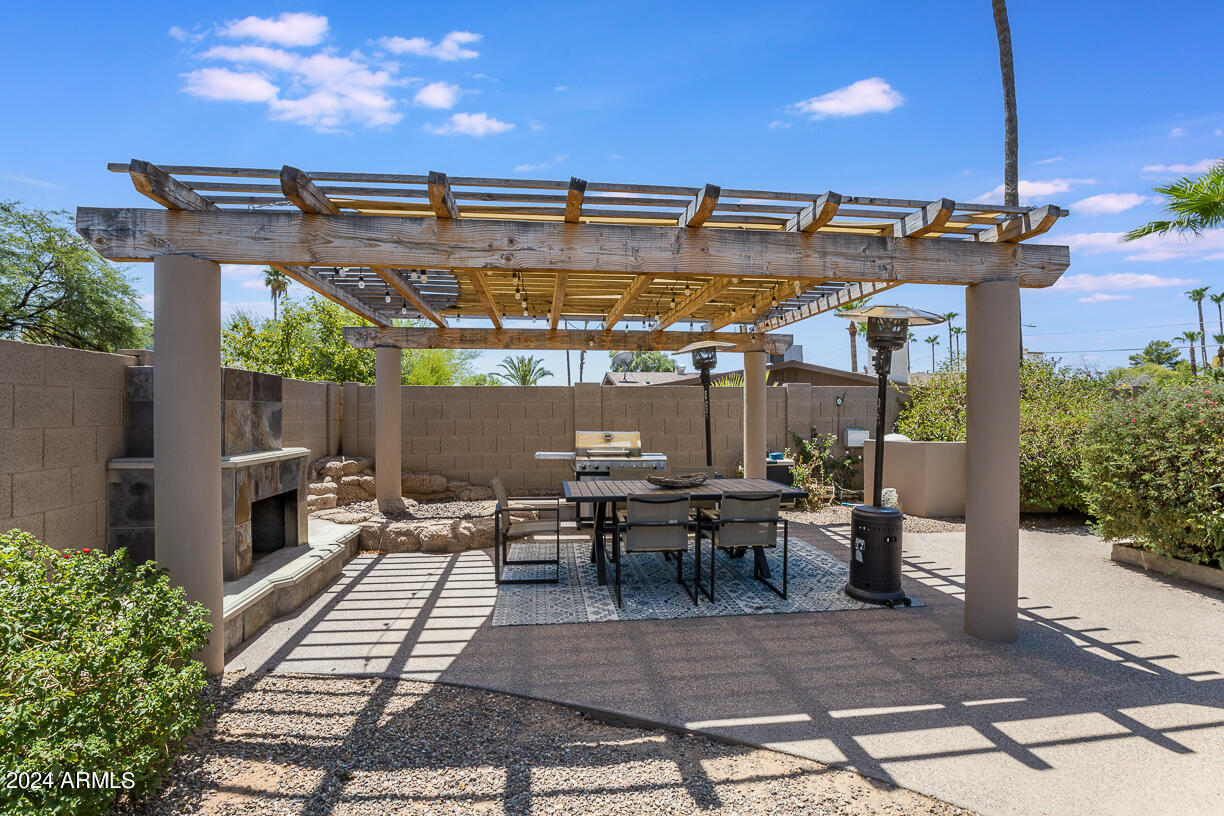 5201 E WINCHCOMB Drive