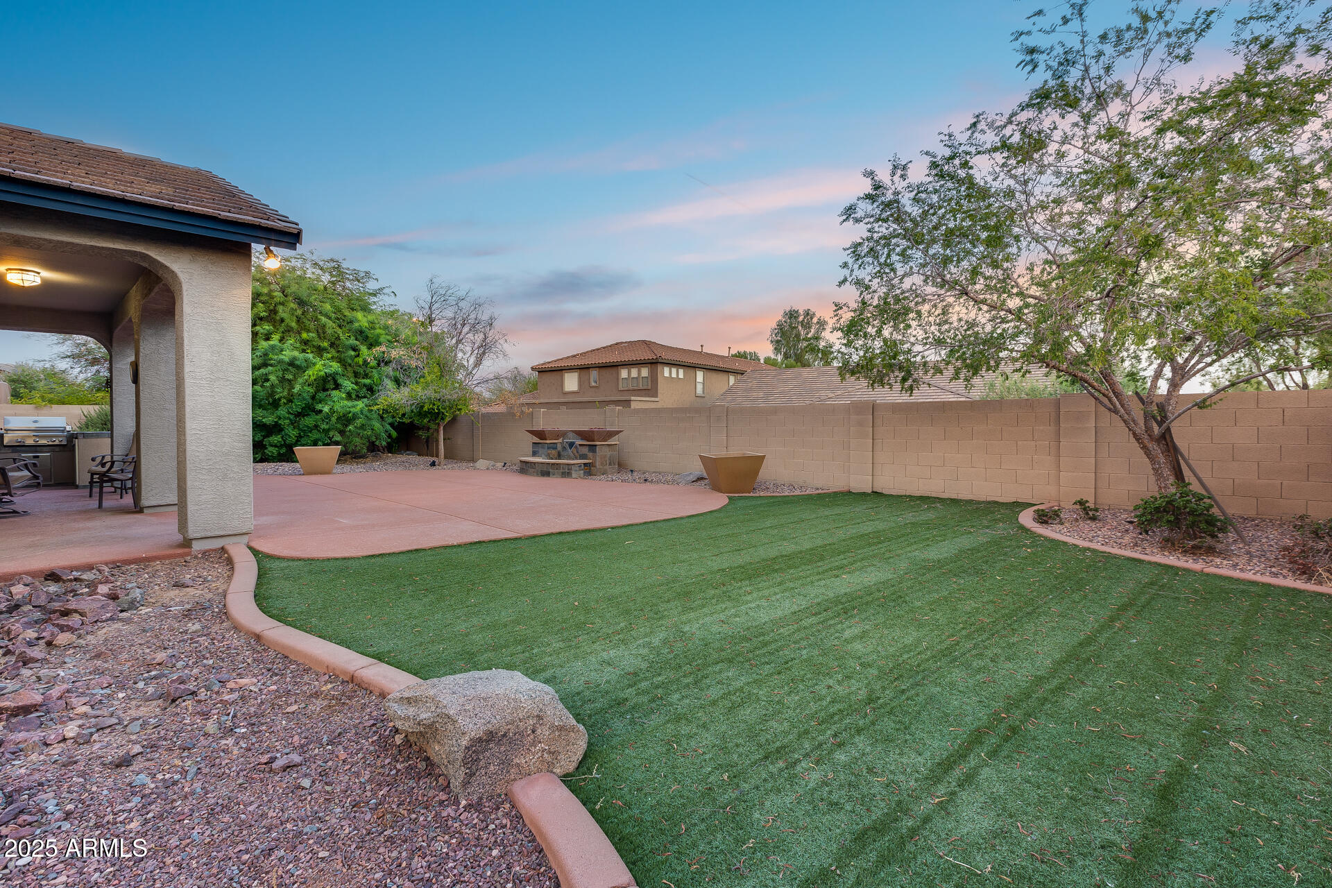 2423 W BRAMBLE BERRY Lane