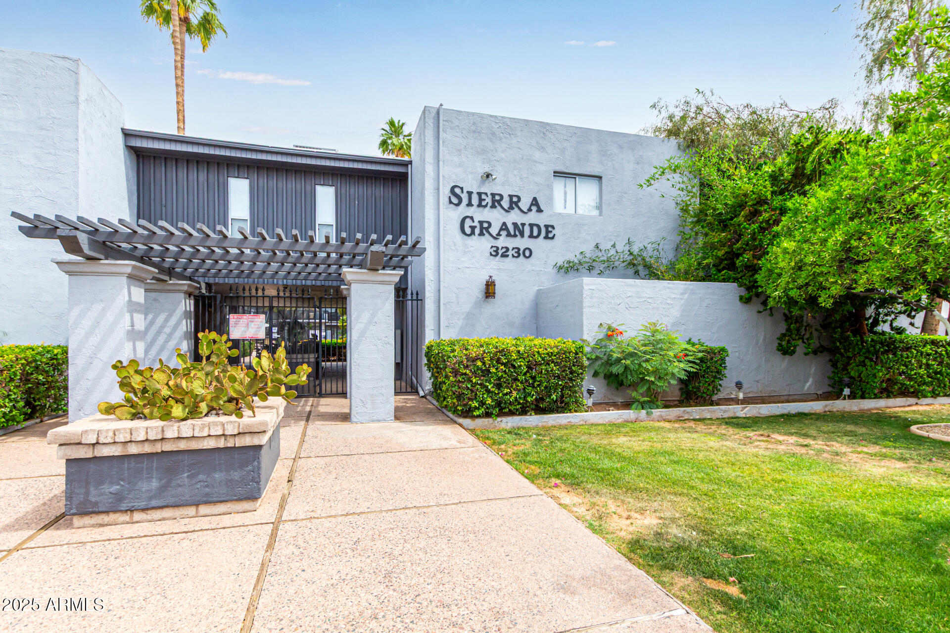 3230 E PINCHOT Avenue 26