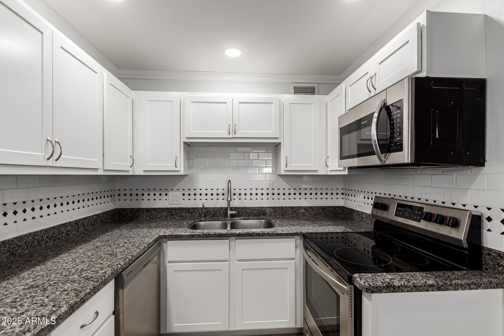 3230 E PINCHOT Avenue 26