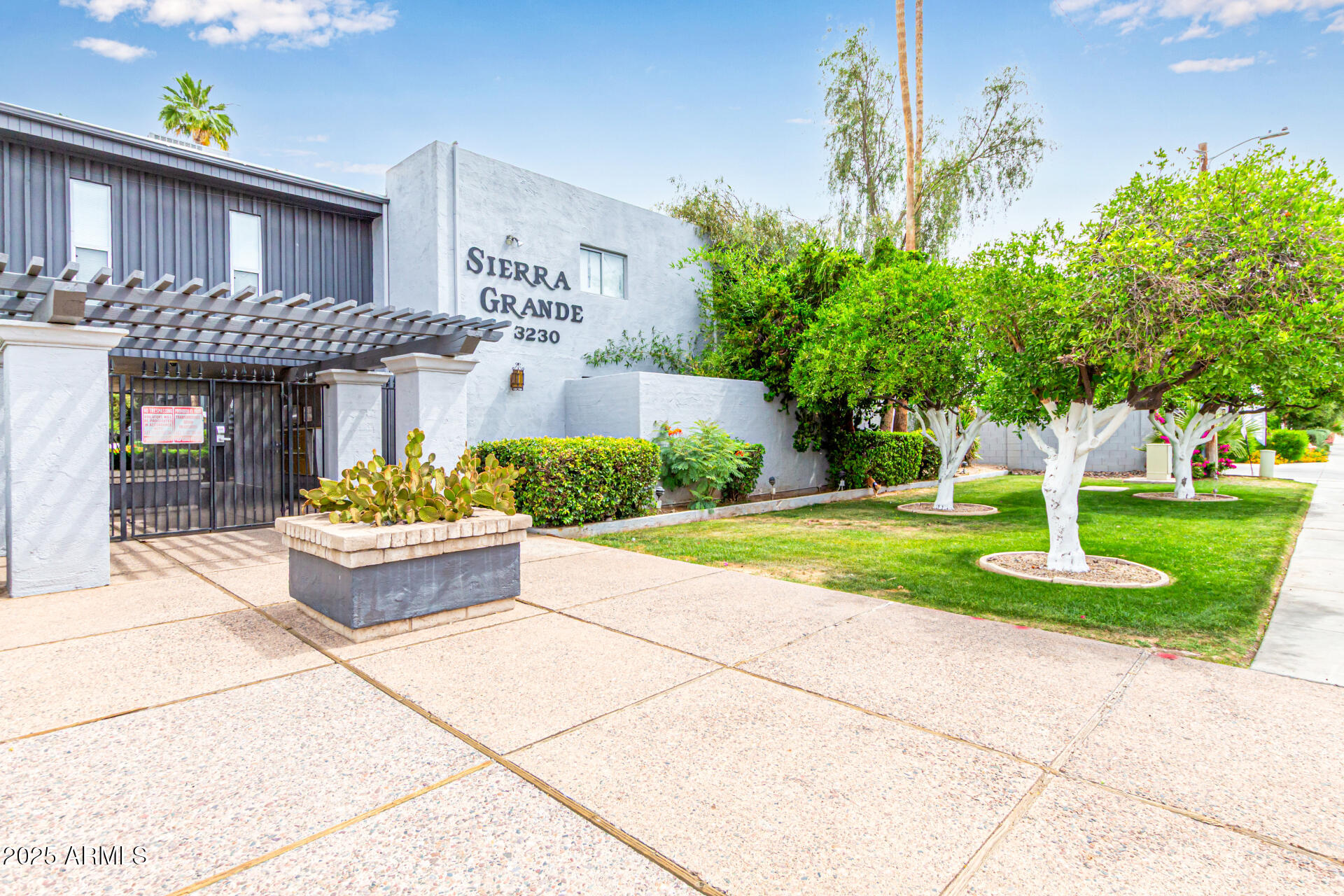 3230 E PINCHOT Avenue 26