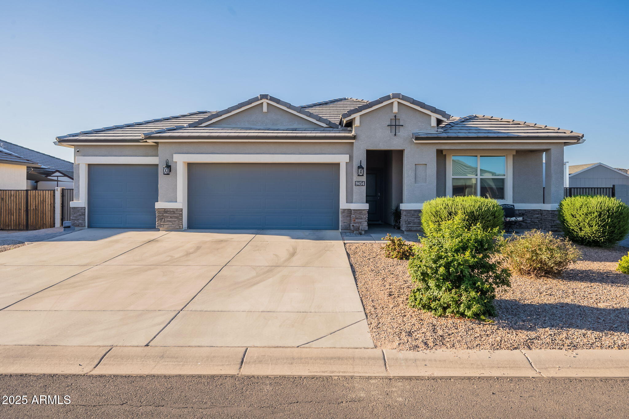 9454 E Alfalfa Drive