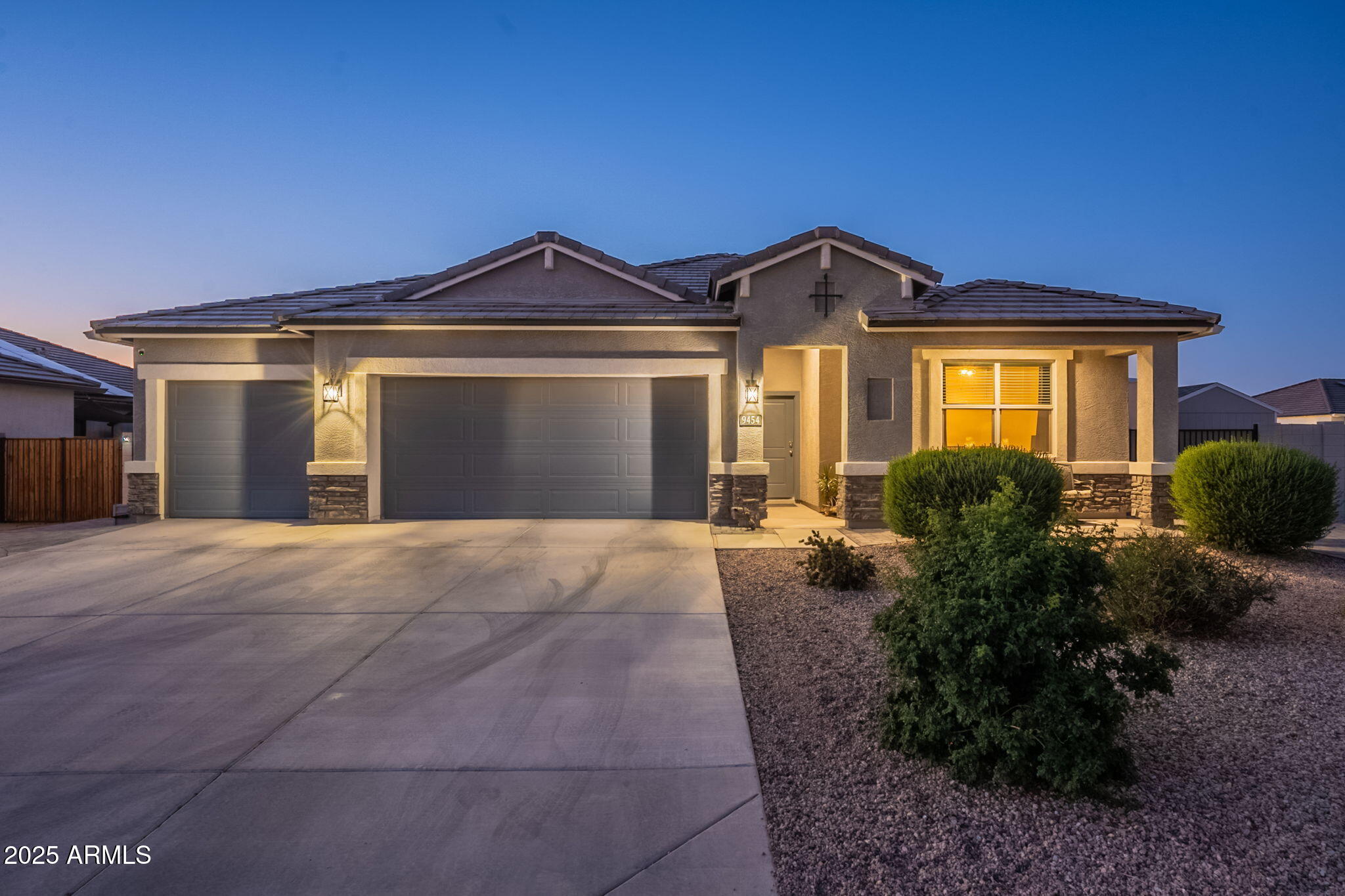 9454 E Alfalfa Drive