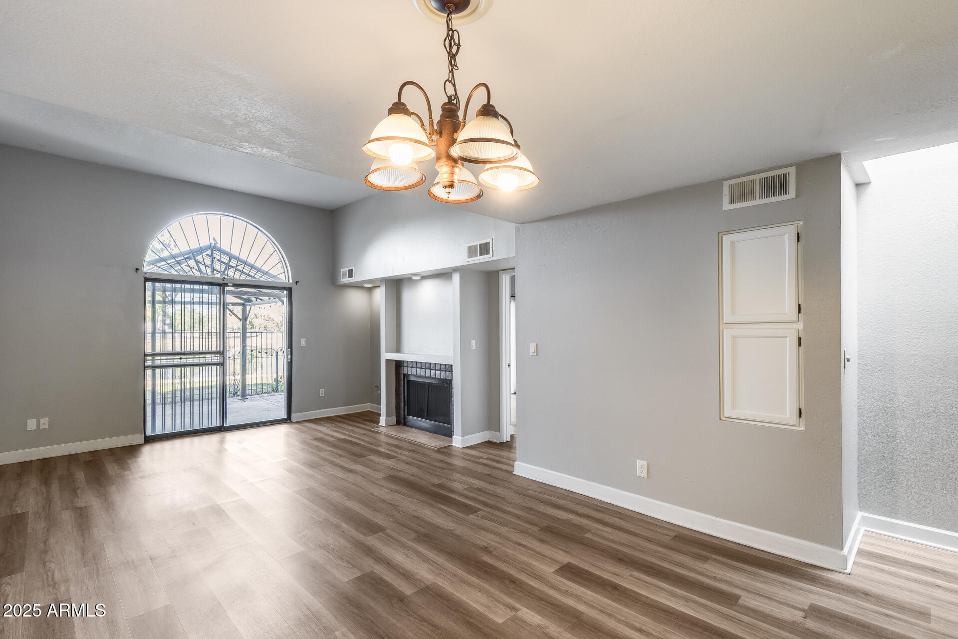 2718 W DESERT COVE Avenue