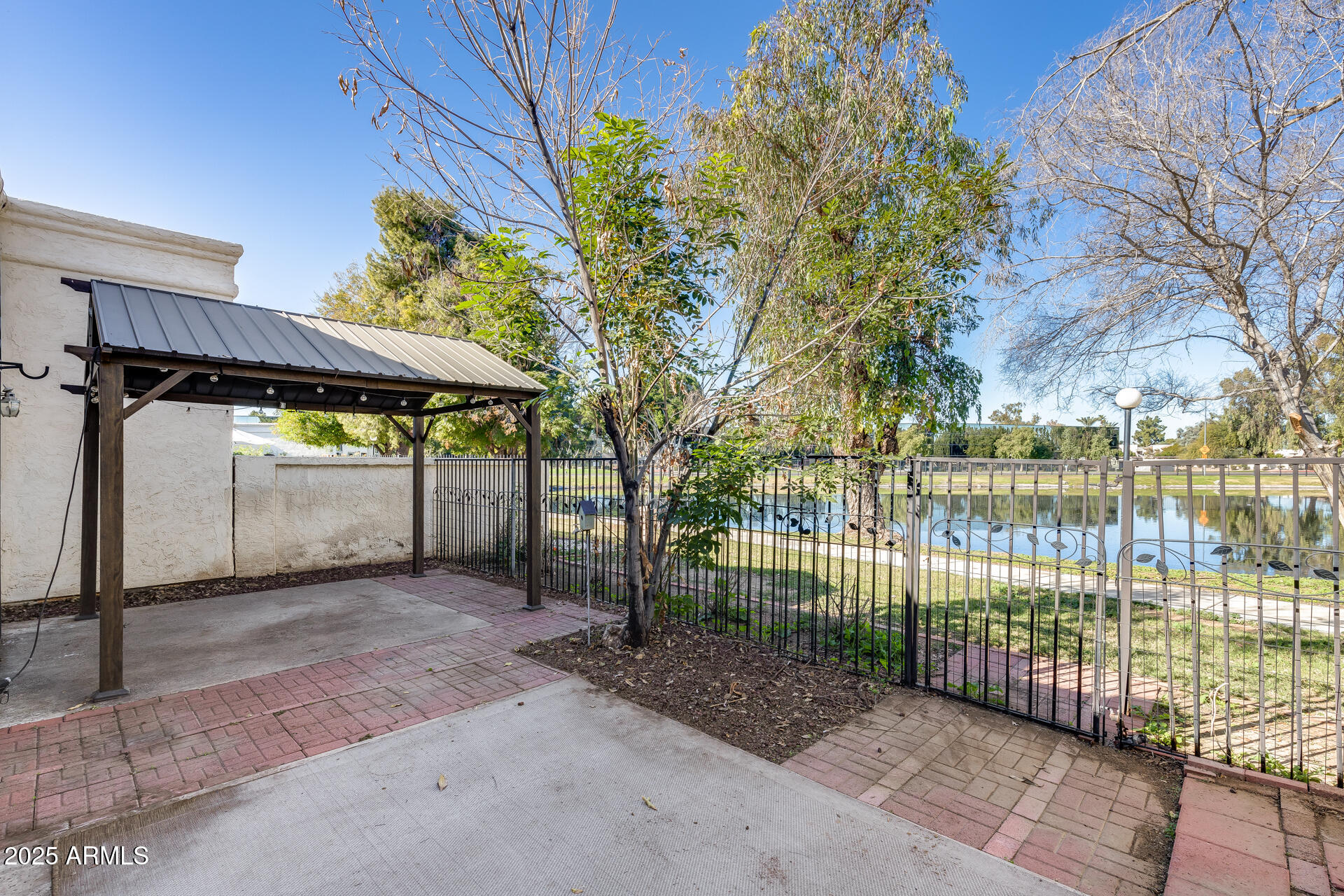 2718 W DESERT COVE Avenue