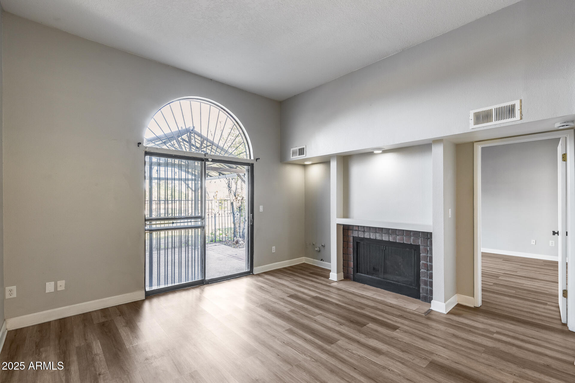 2718 W DESERT COVE Avenue