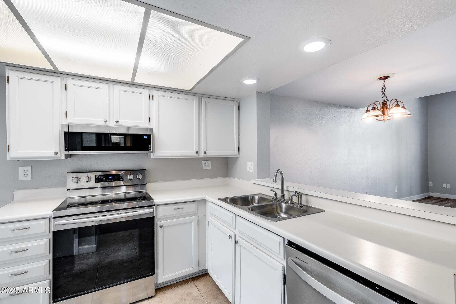 2718 W DESERT COVE Avenue