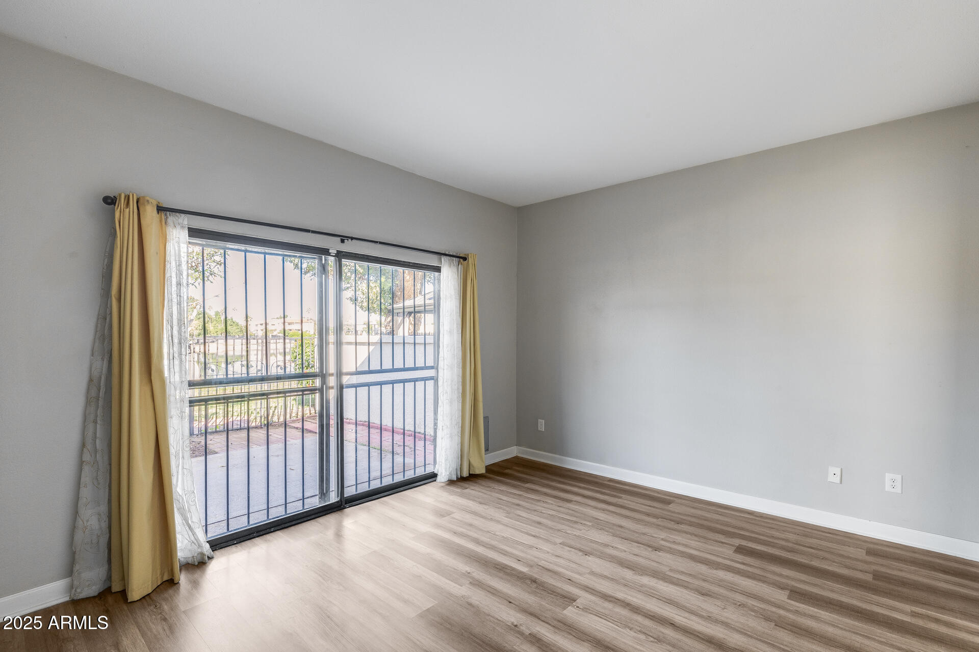 2718 W DESERT COVE Avenue