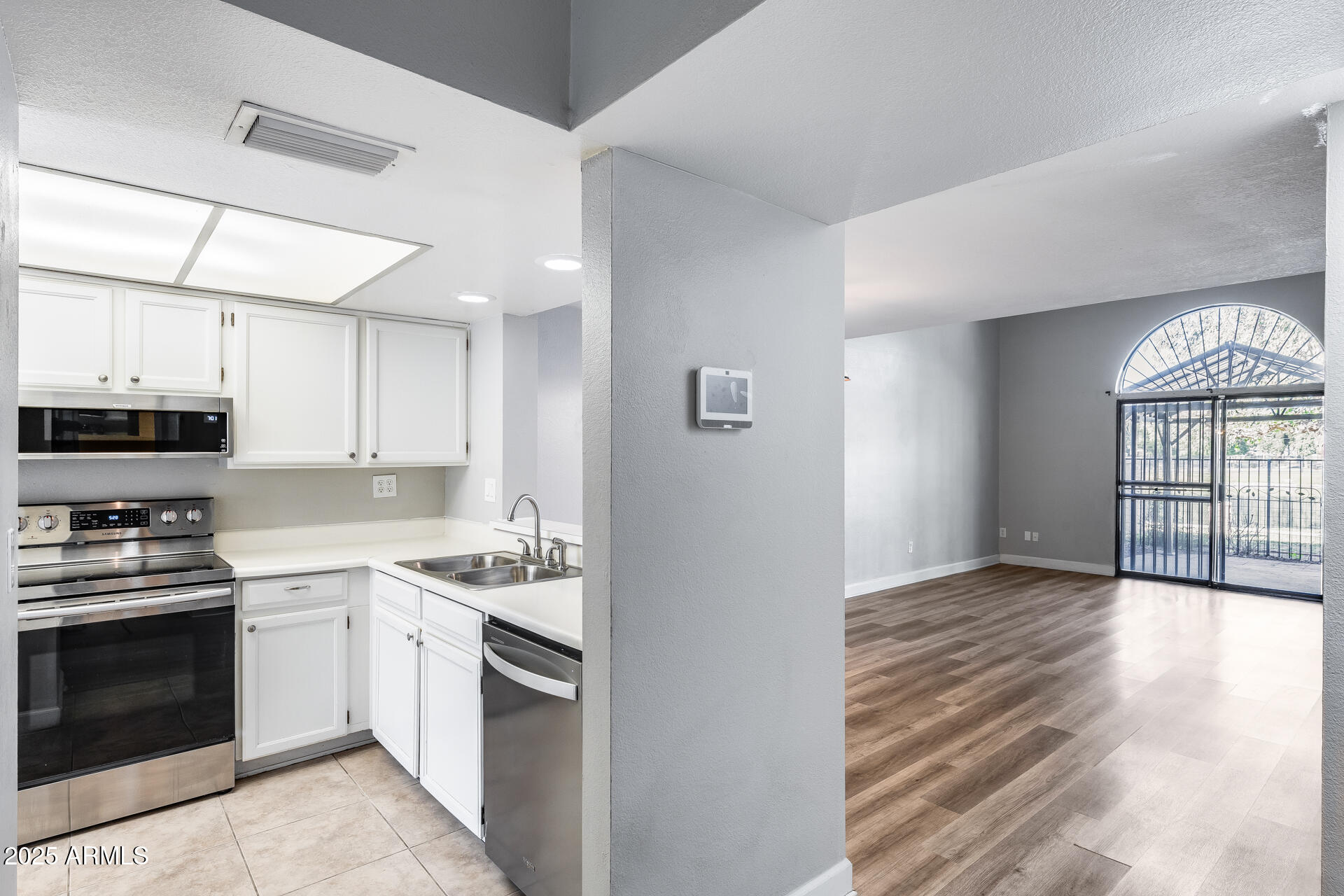 2718 W DESERT COVE Avenue