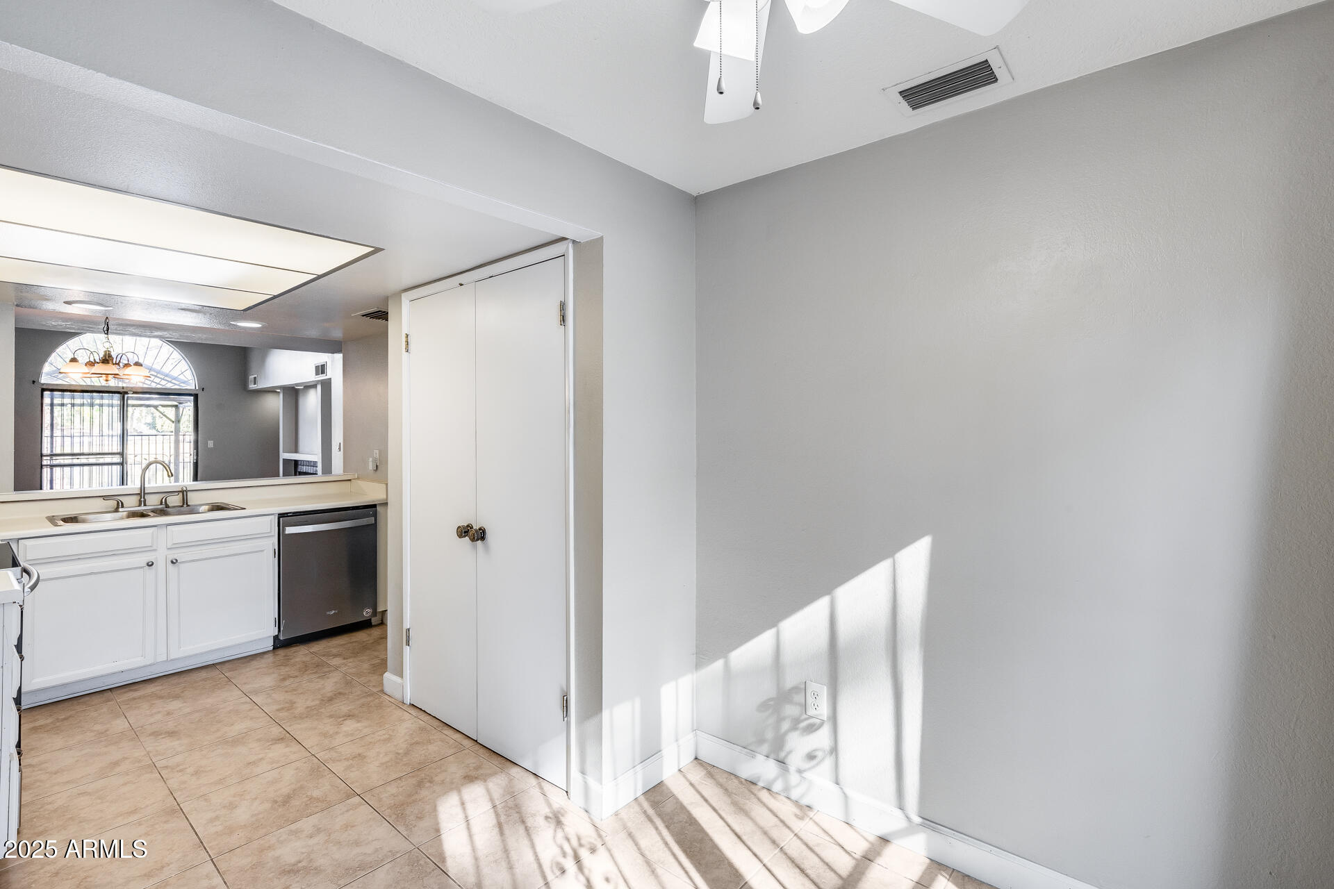 2718 W DESERT COVE Avenue