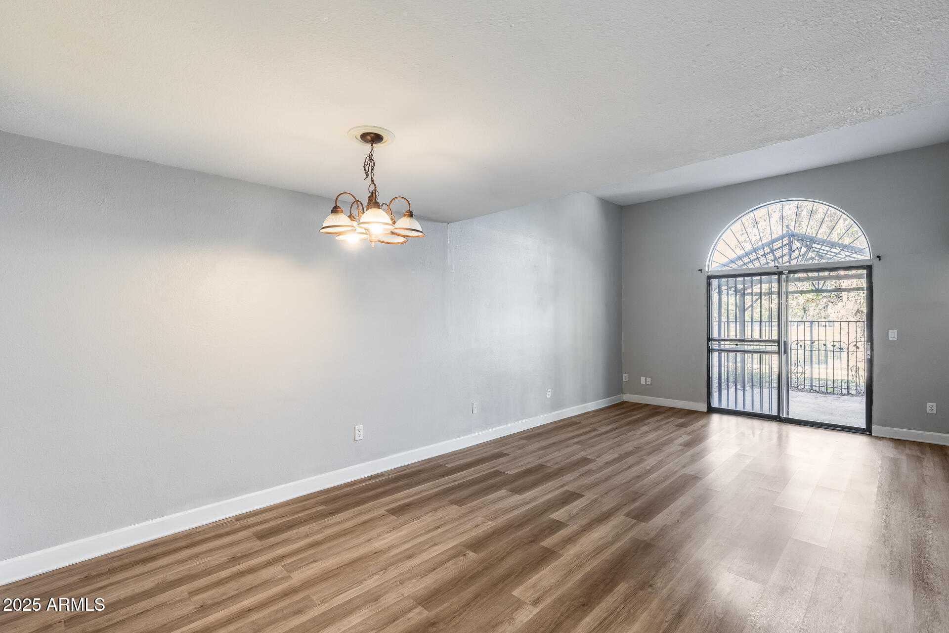 2718 W DESERT COVE Avenue