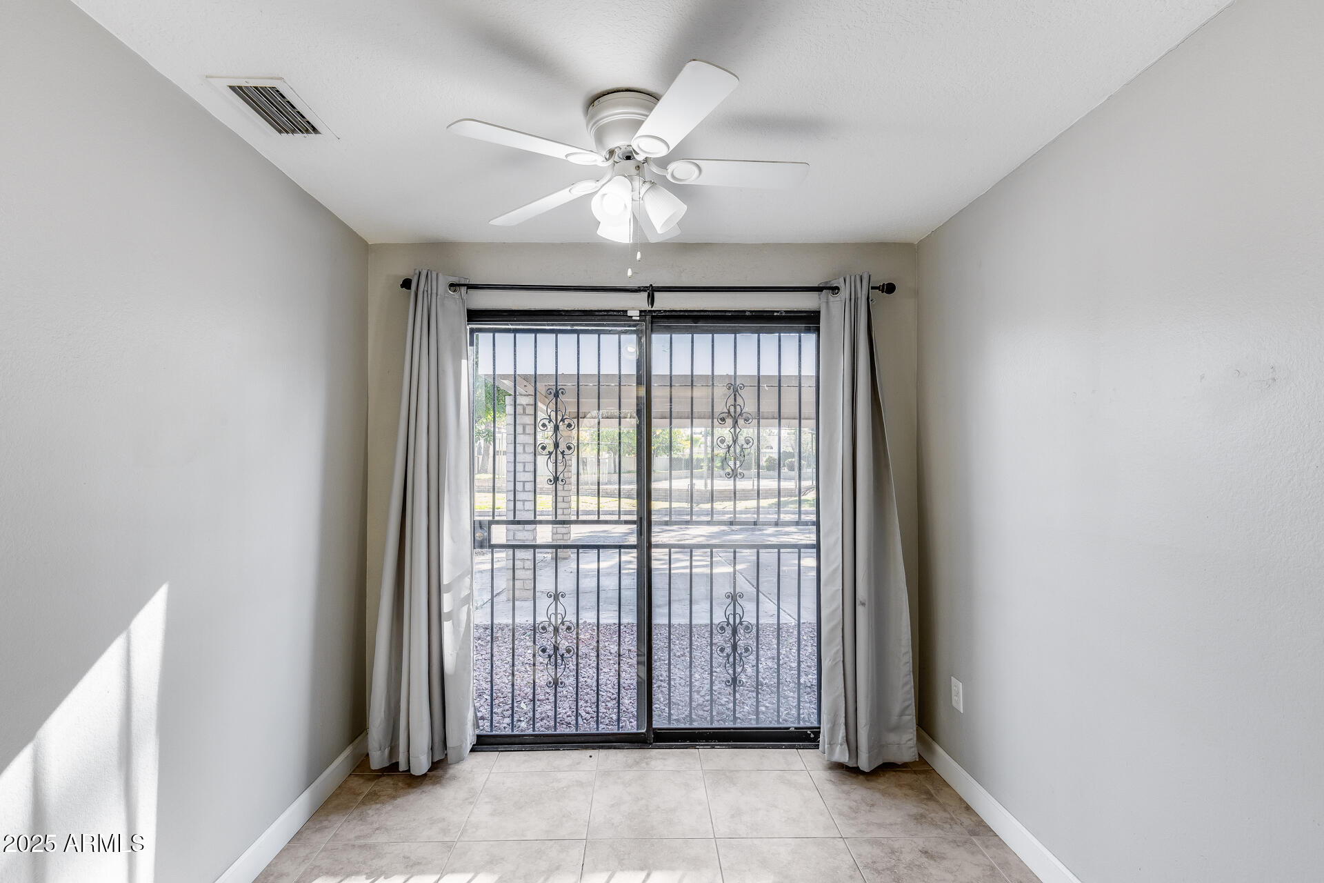 2718 W DESERT COVE Avenue