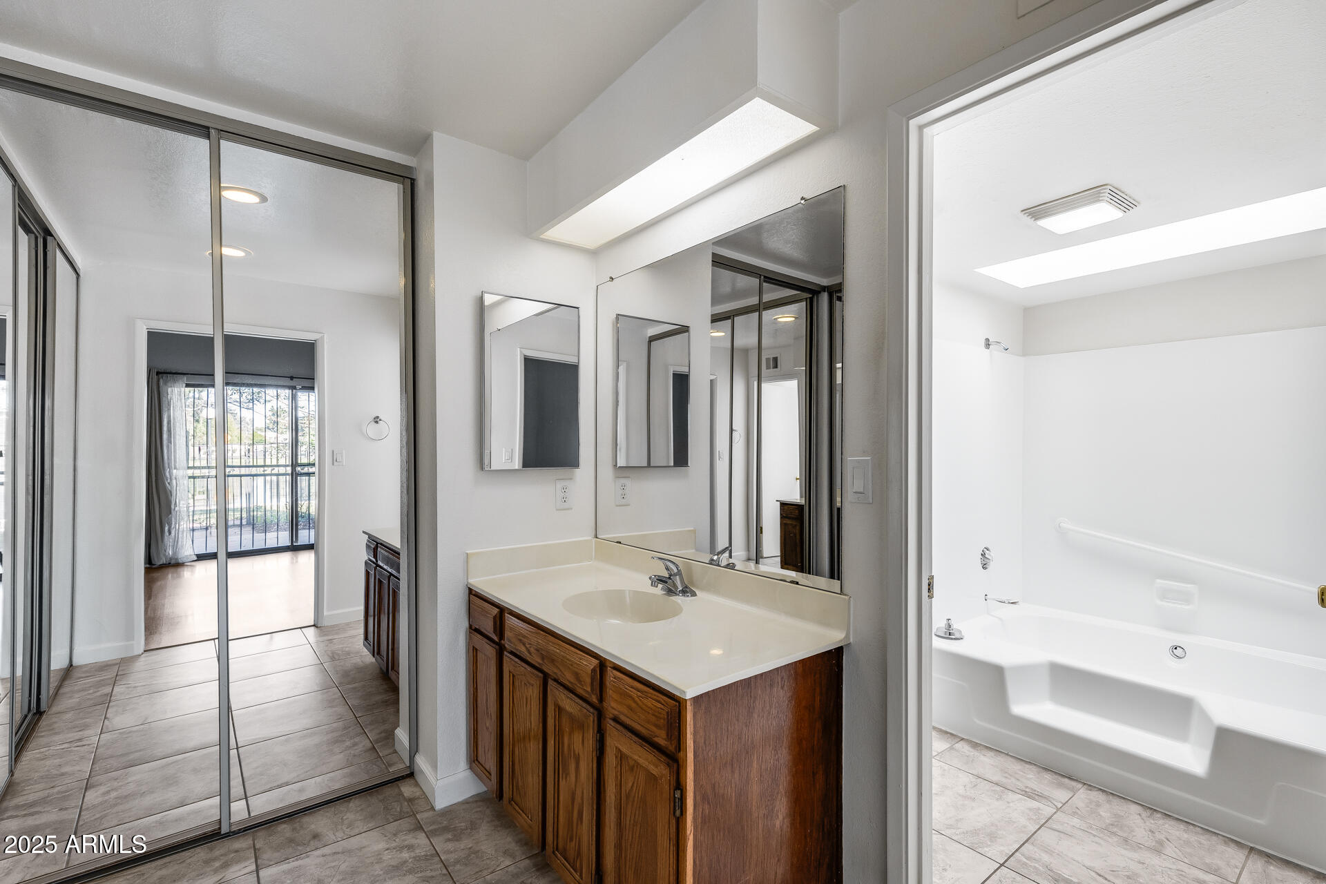 2718 W DESERT COVE Avenue