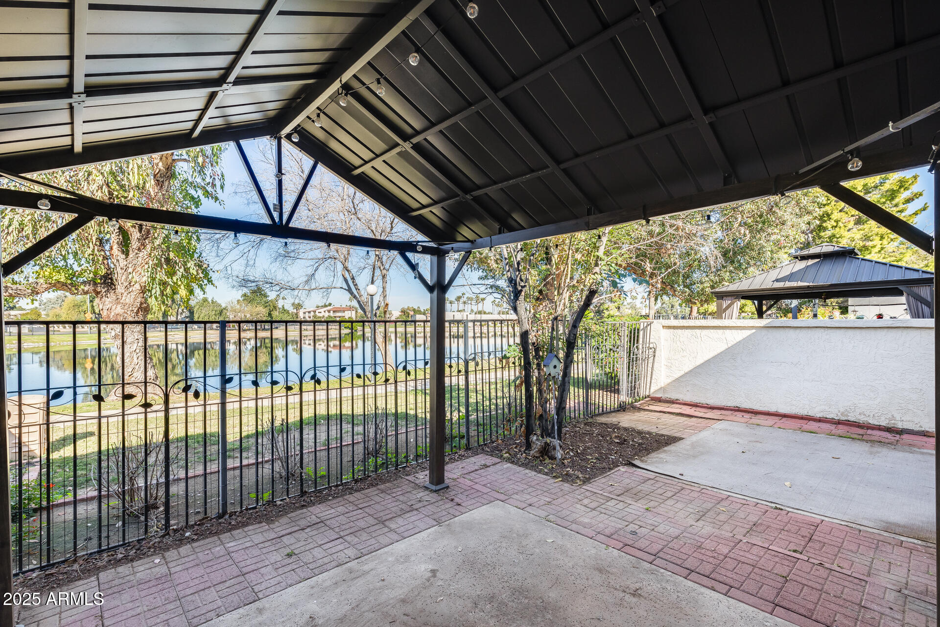 2718 W DESERT COVE Avenue