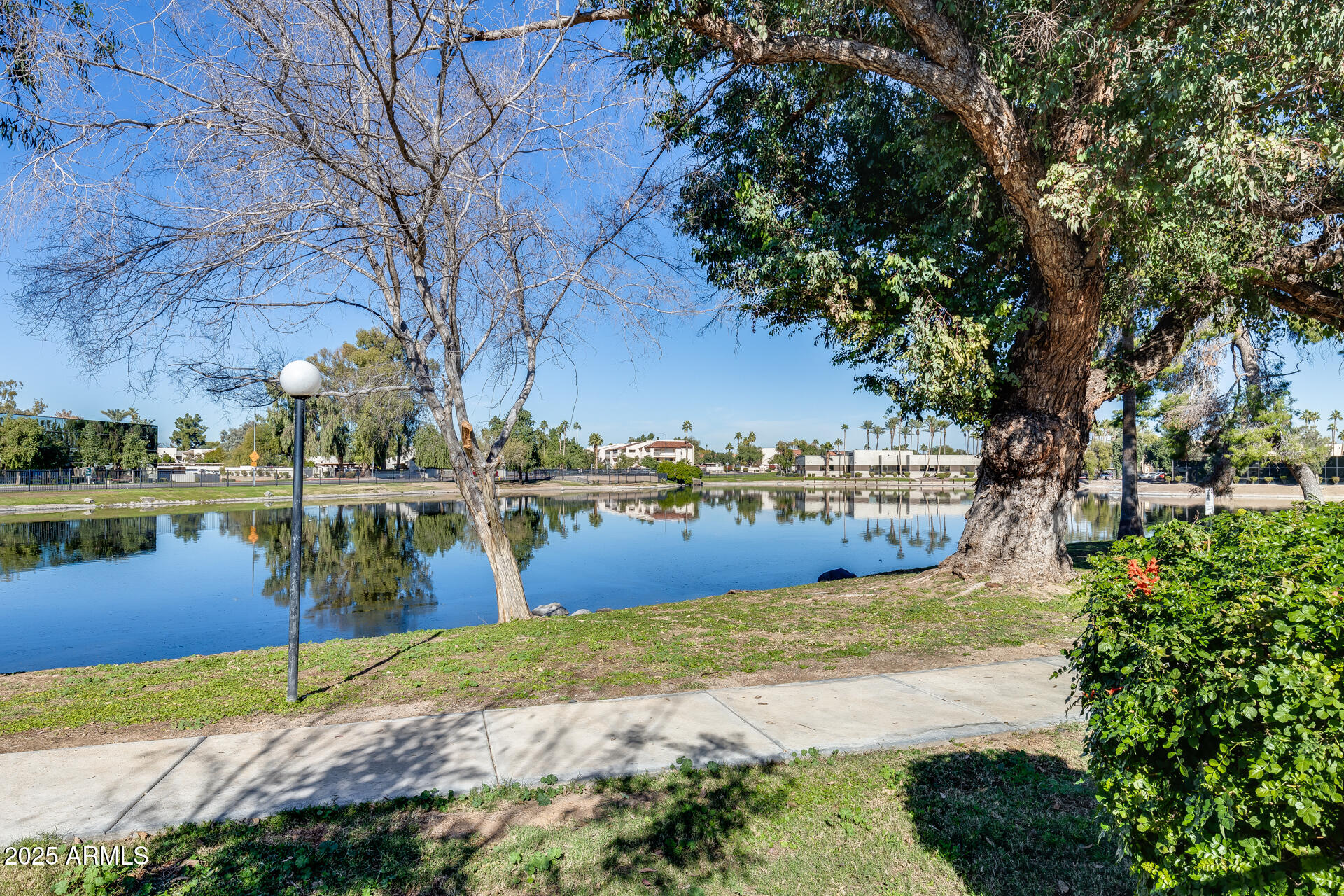 2718 W DESERT COVE Avenue