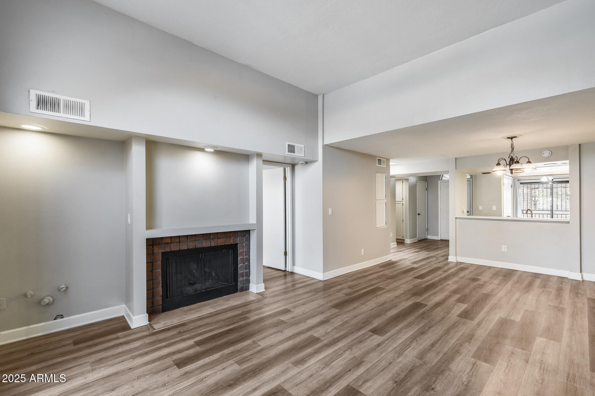 2718 W DESERT COVE Avenue