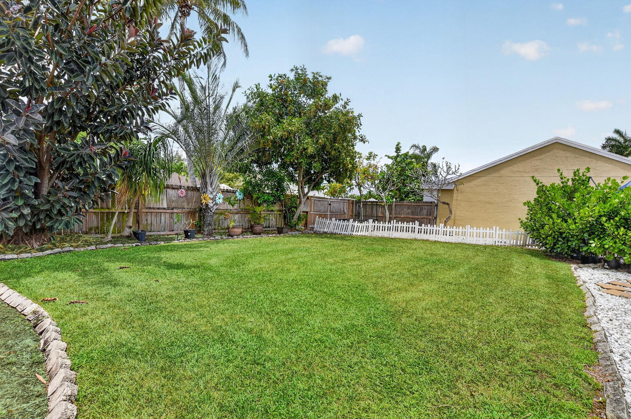 9976 Robins Nest Road