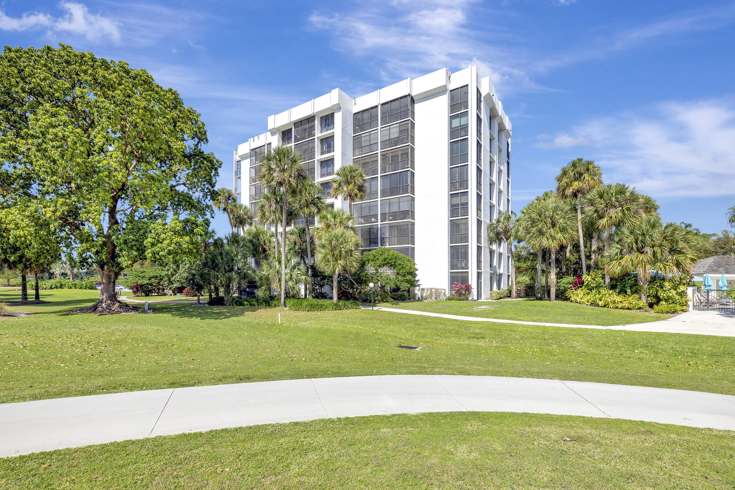 6895 Willow Wood Drive Unit: 1044