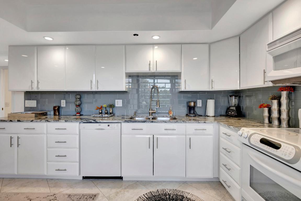 6895 Willow Wood Drive Unit: 1044