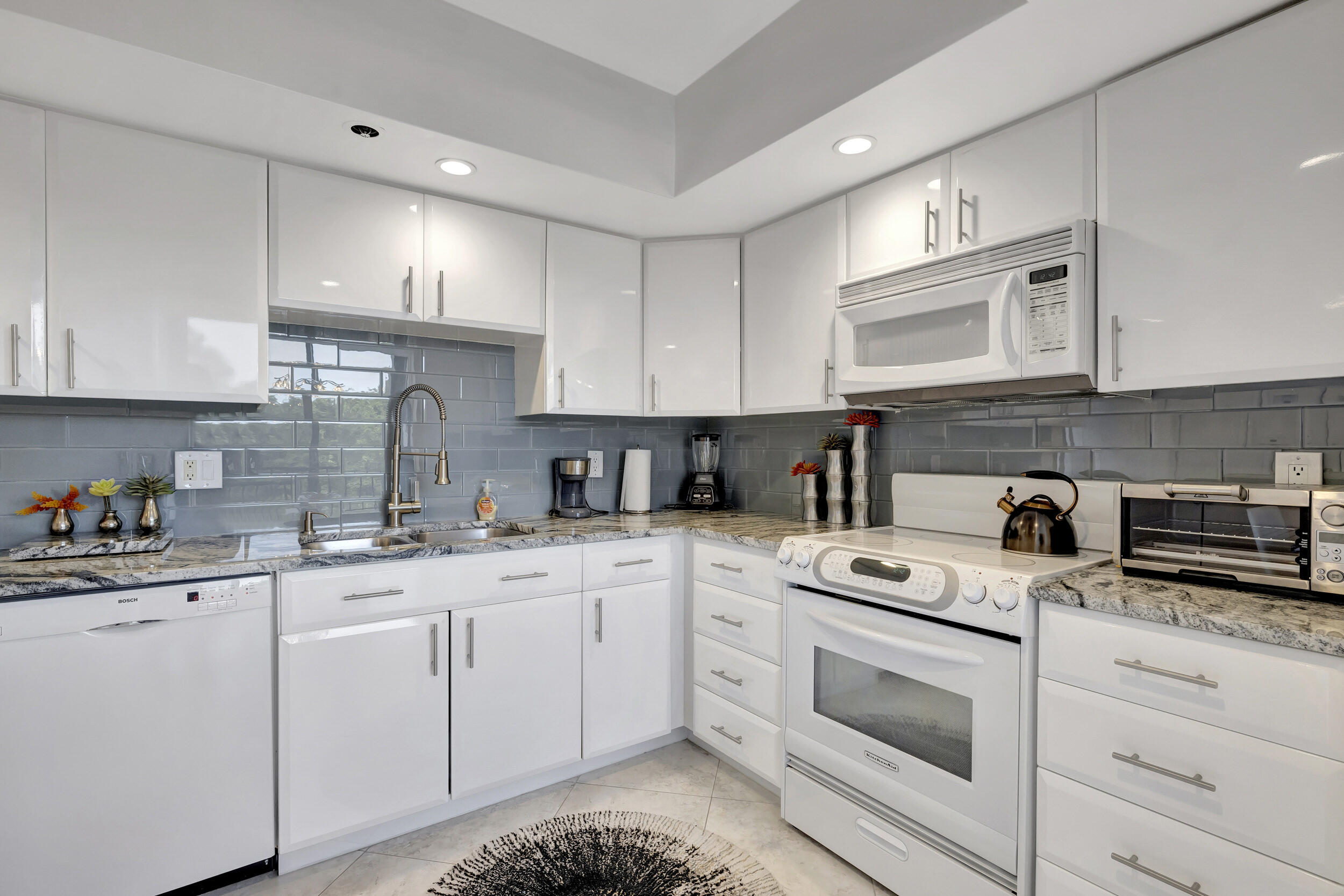 6895 Willow Wood Drive Unit: 1044