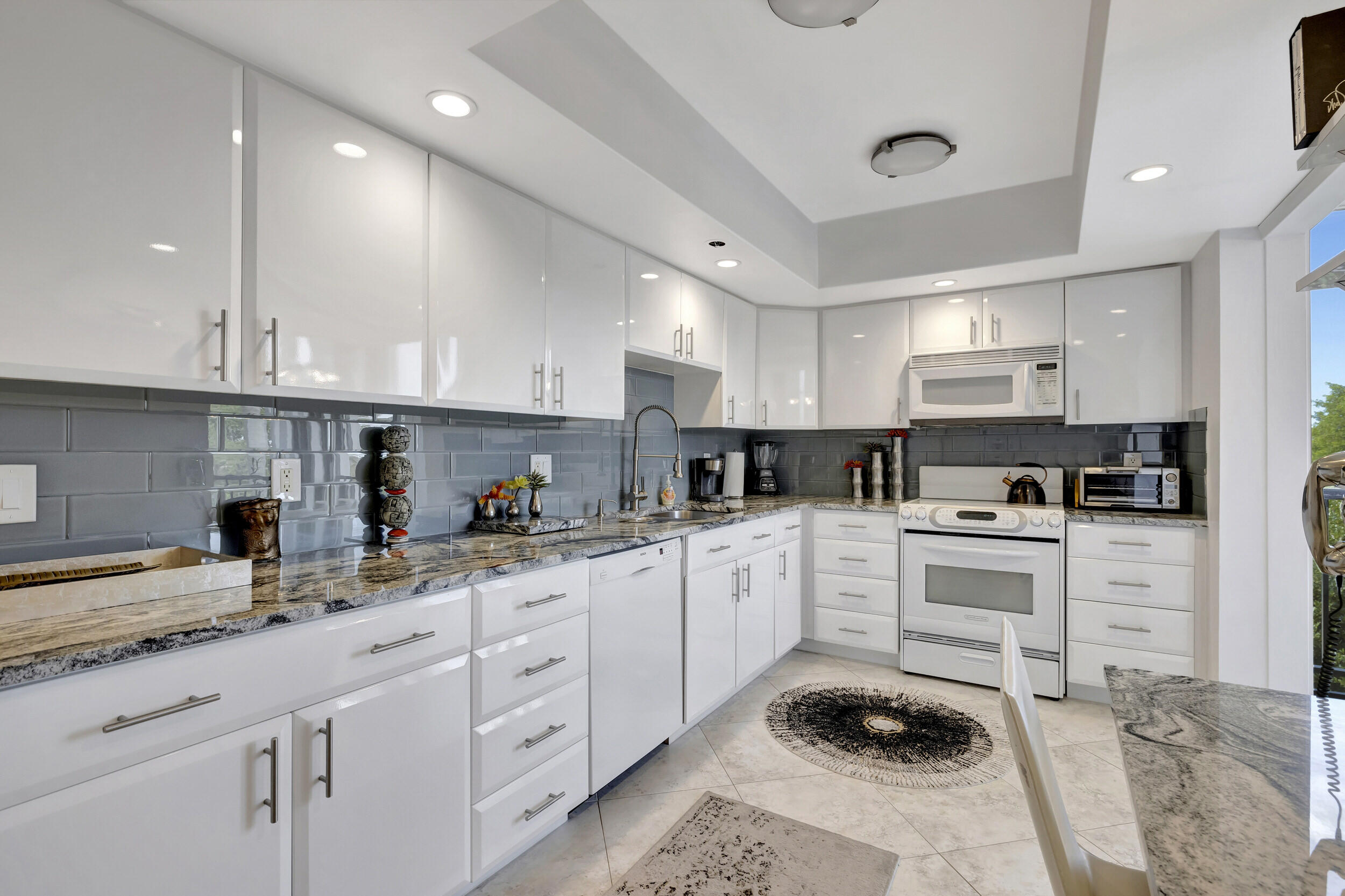 6895 Willow Wood Drive Unit: 1044