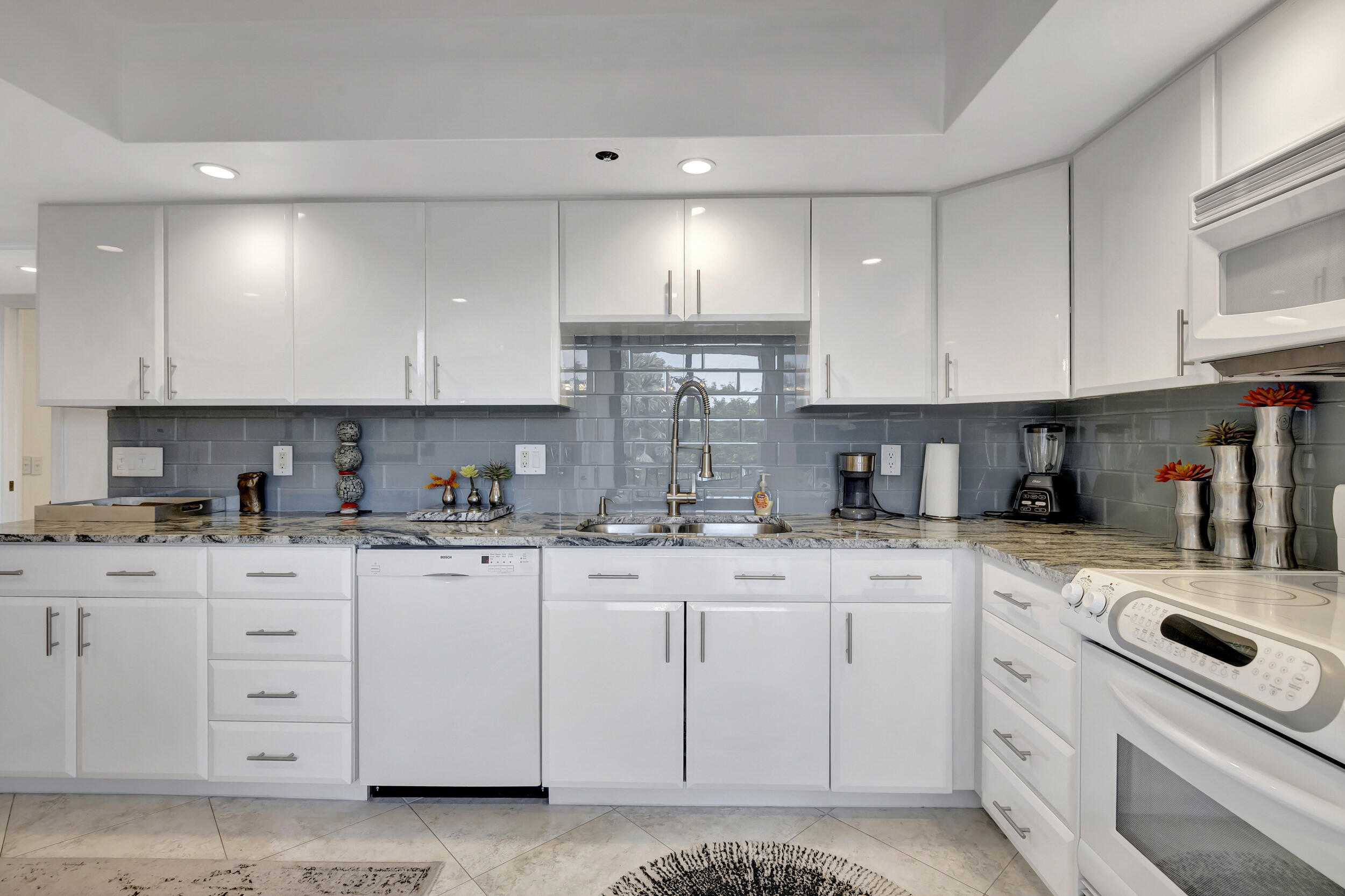 6895 Willow Wood Drive Unit: 1044