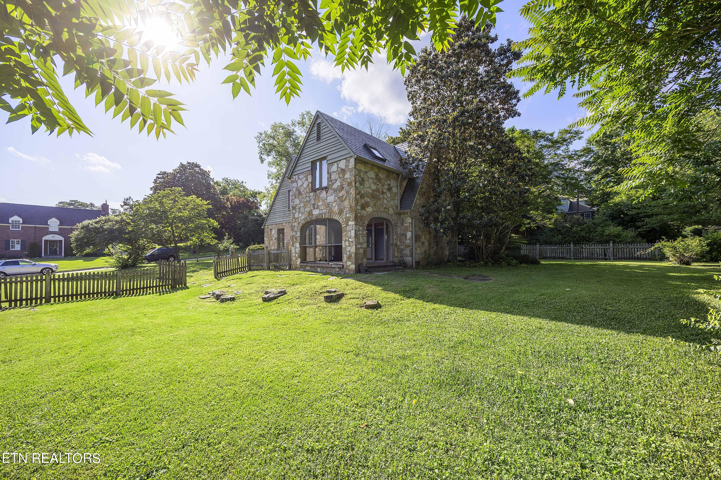 1002 E Nokomis Circle