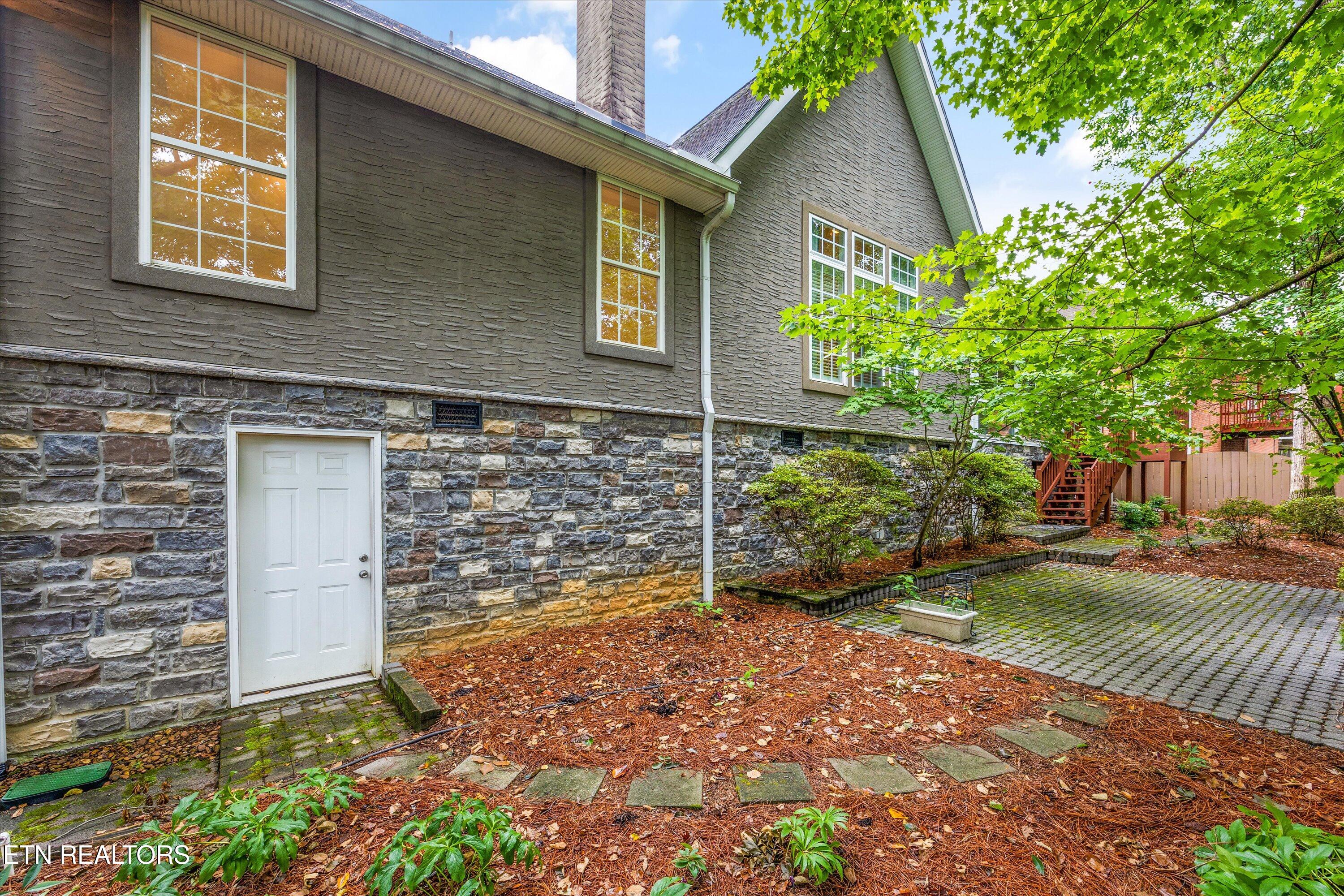 905 Vista Oaks Lane