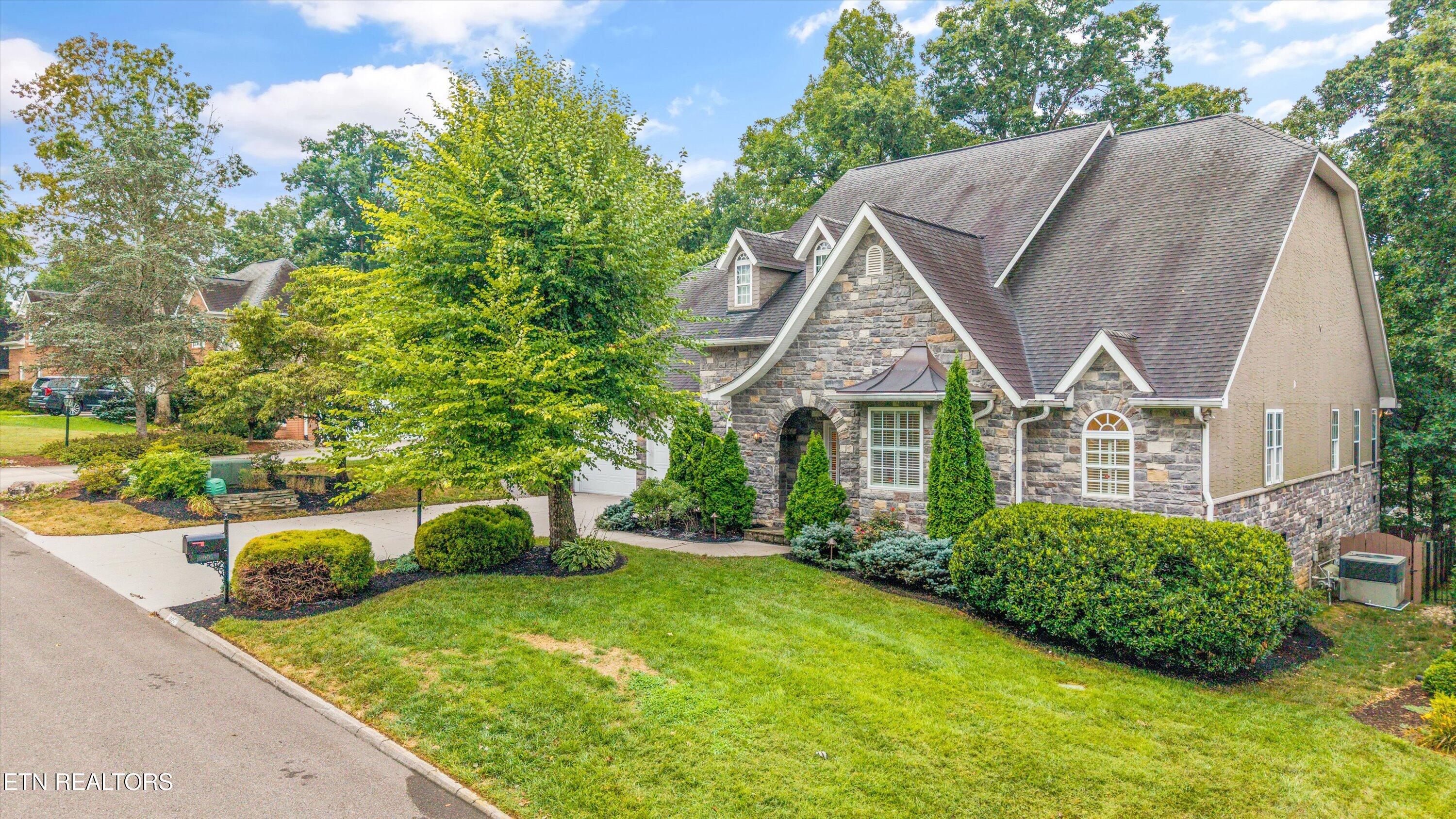 905 Vista Oaks Lane