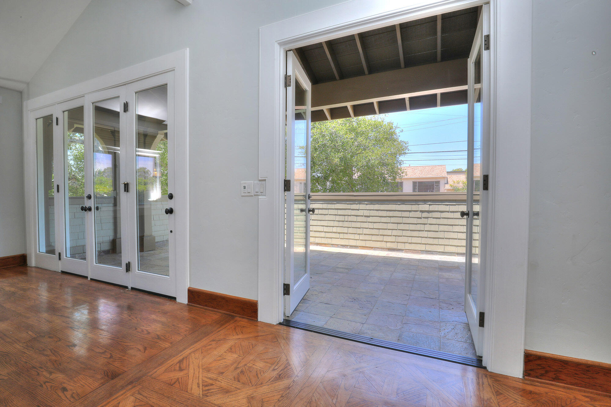 2135 De La Vina Street B