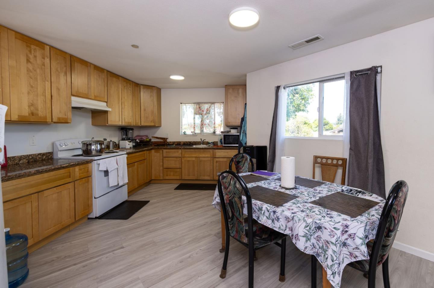217-219 Calabasas RD