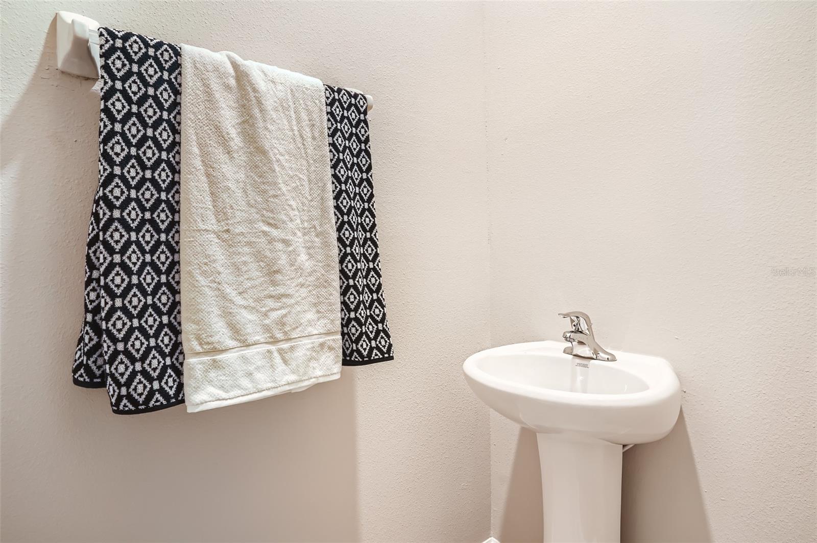 8228 CRESCENT OAKS DR