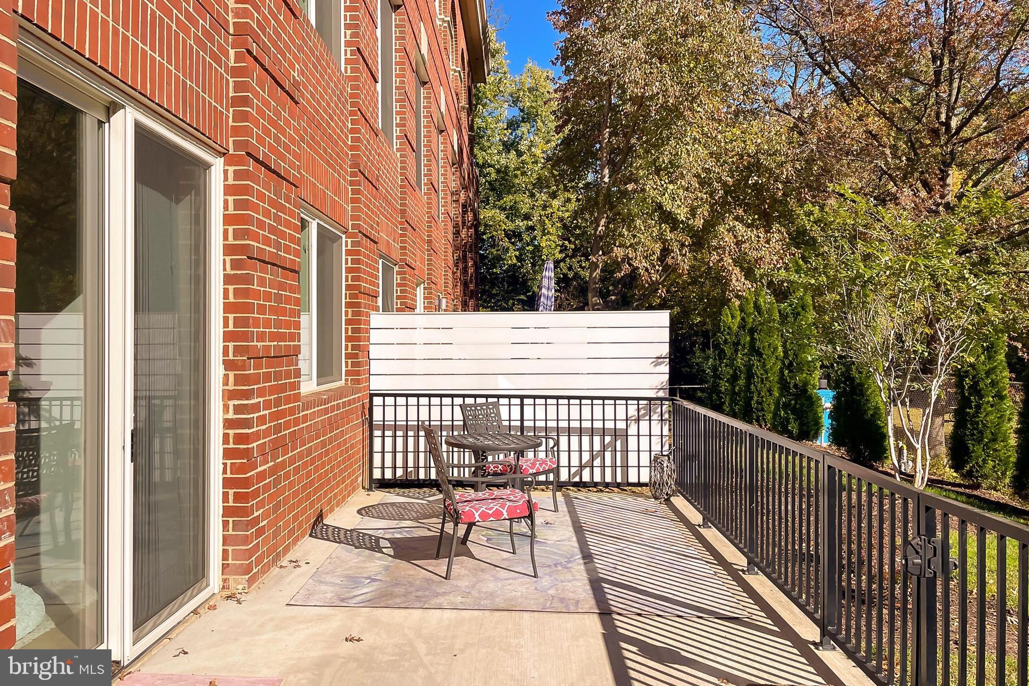 635 SLATERS LANE G-01