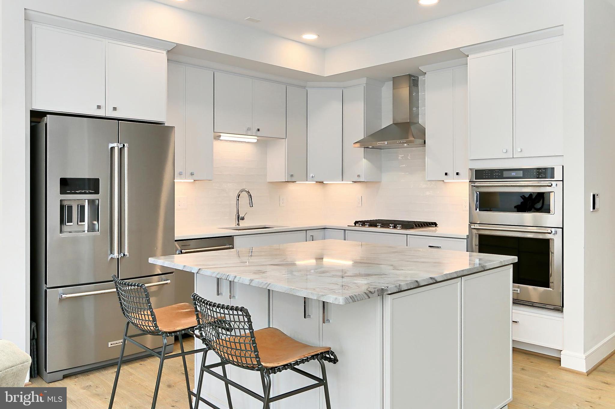 635 SLATERS LANE G-01