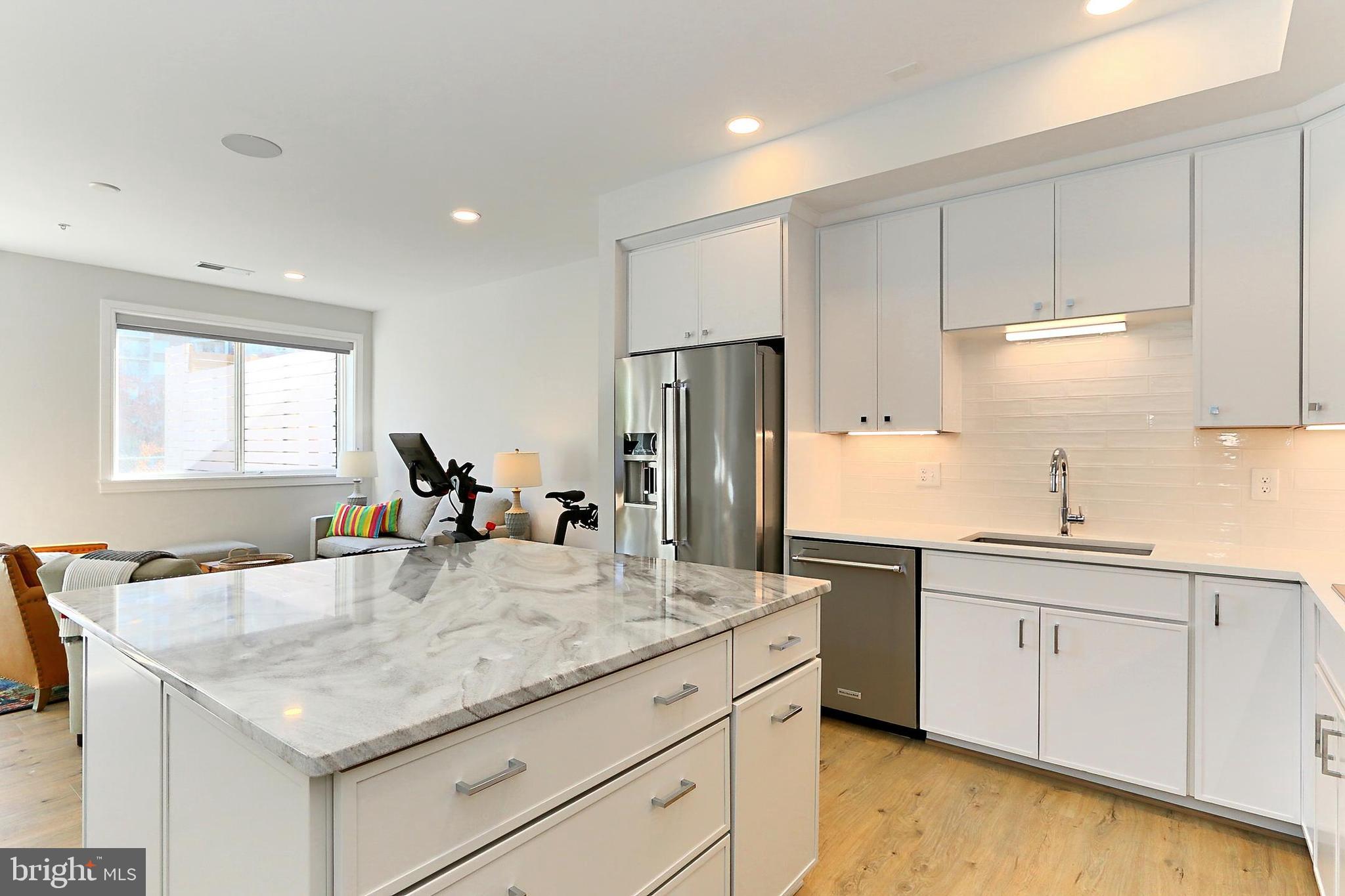 635 SLATERS LANE G-01