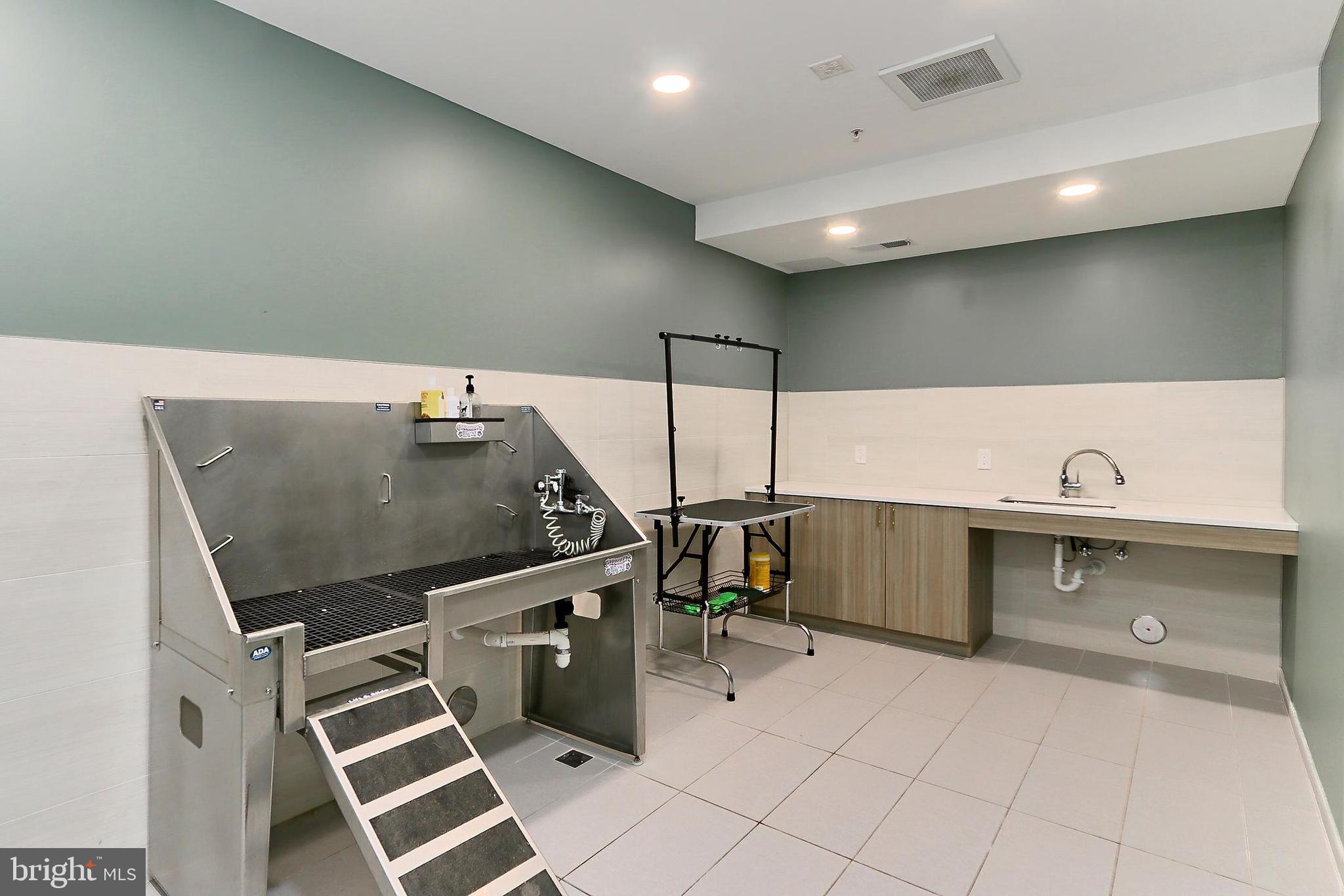 635 SLATERS LANE G-01
